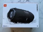 JBL Xtreme 4 delivers impressive sound with a frequency range from 44 Hz to 20 kHz and up to 100 watts of output power. With an IP67 rating, it is both water-resistant and dust-protected, making it perfect for outdoor use. The battery life of up to 24 hours and fast charging (3.5 hours) keep the party going for a long time. Additionally, you can use it as a power bank to charge your phone. In summary, the Xtreme 4 is a robust and acoustically impressive speaker, perfect for both parties and adventures.