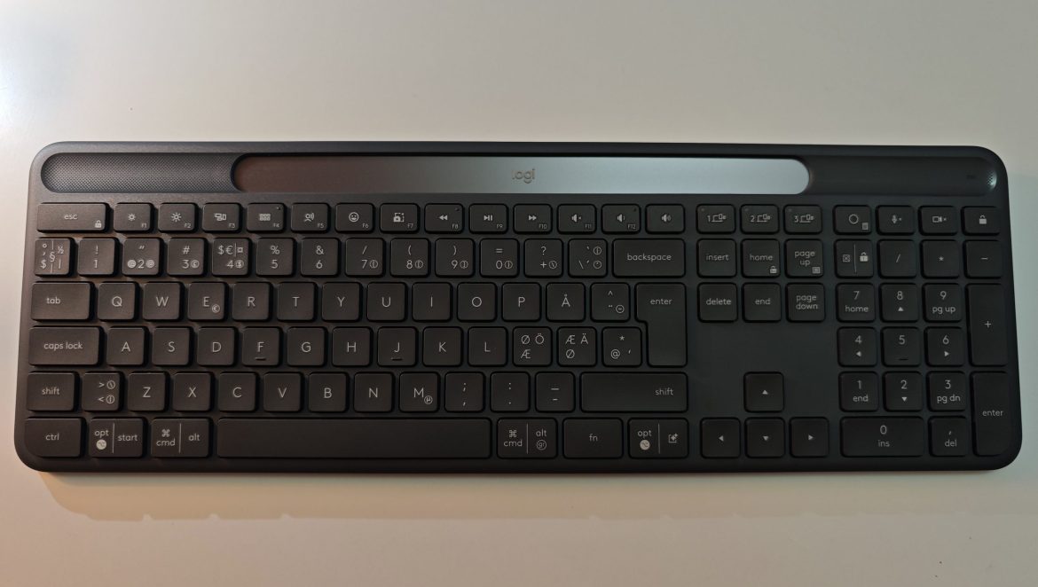 Logitech Signature Slim Solar+