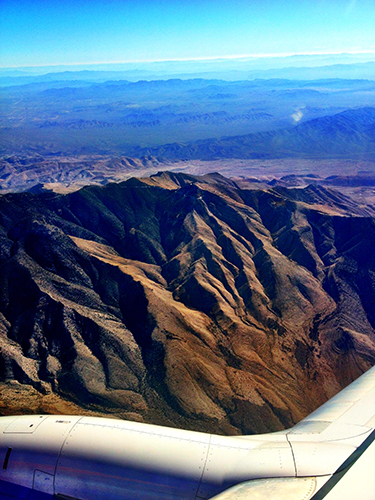 Klippiga bergen på väg in mot Las Vegas med Southwest Airlines