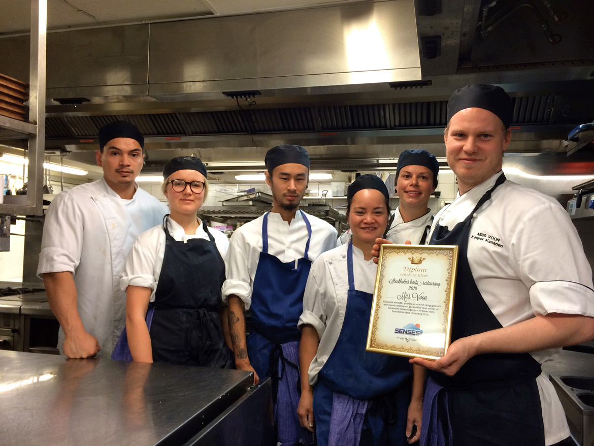 Köksmästarna på Miss Voon håller stolt upp senses.se:s utmärkelse för Stockholms Bästa Restaurang 2014