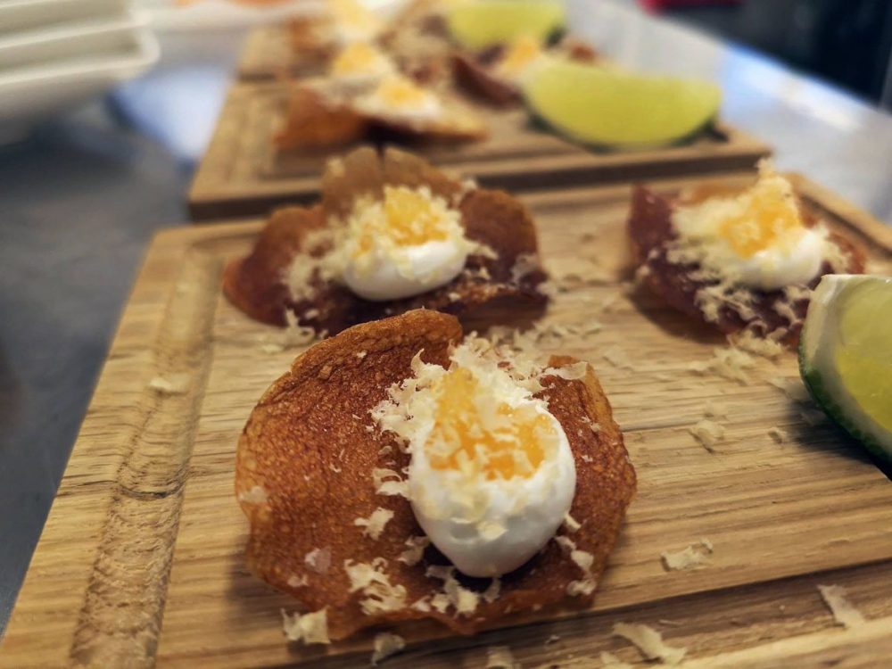 syrad havre fraiche på potatischips, toppad med löjrom och gravad äggula.