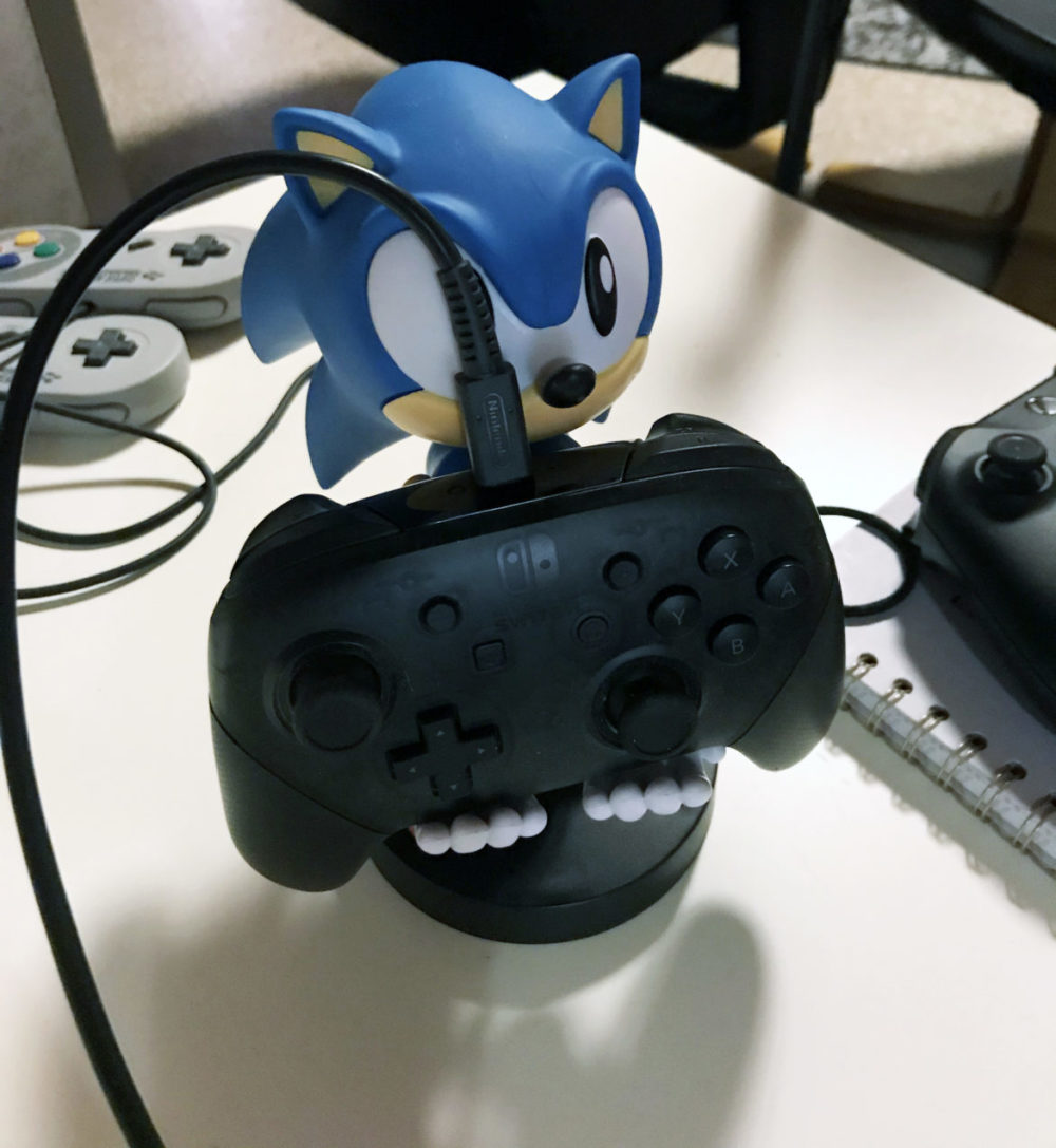 cable guys sonic the hedgehog statue nintendo switch controller pro laddar