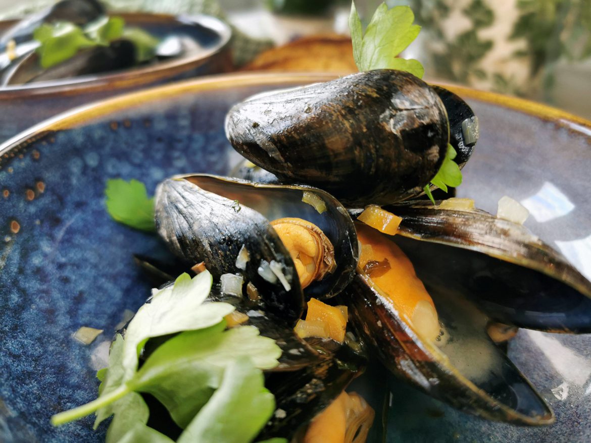 musslor kokta i vin med persilja, moules mariniéres