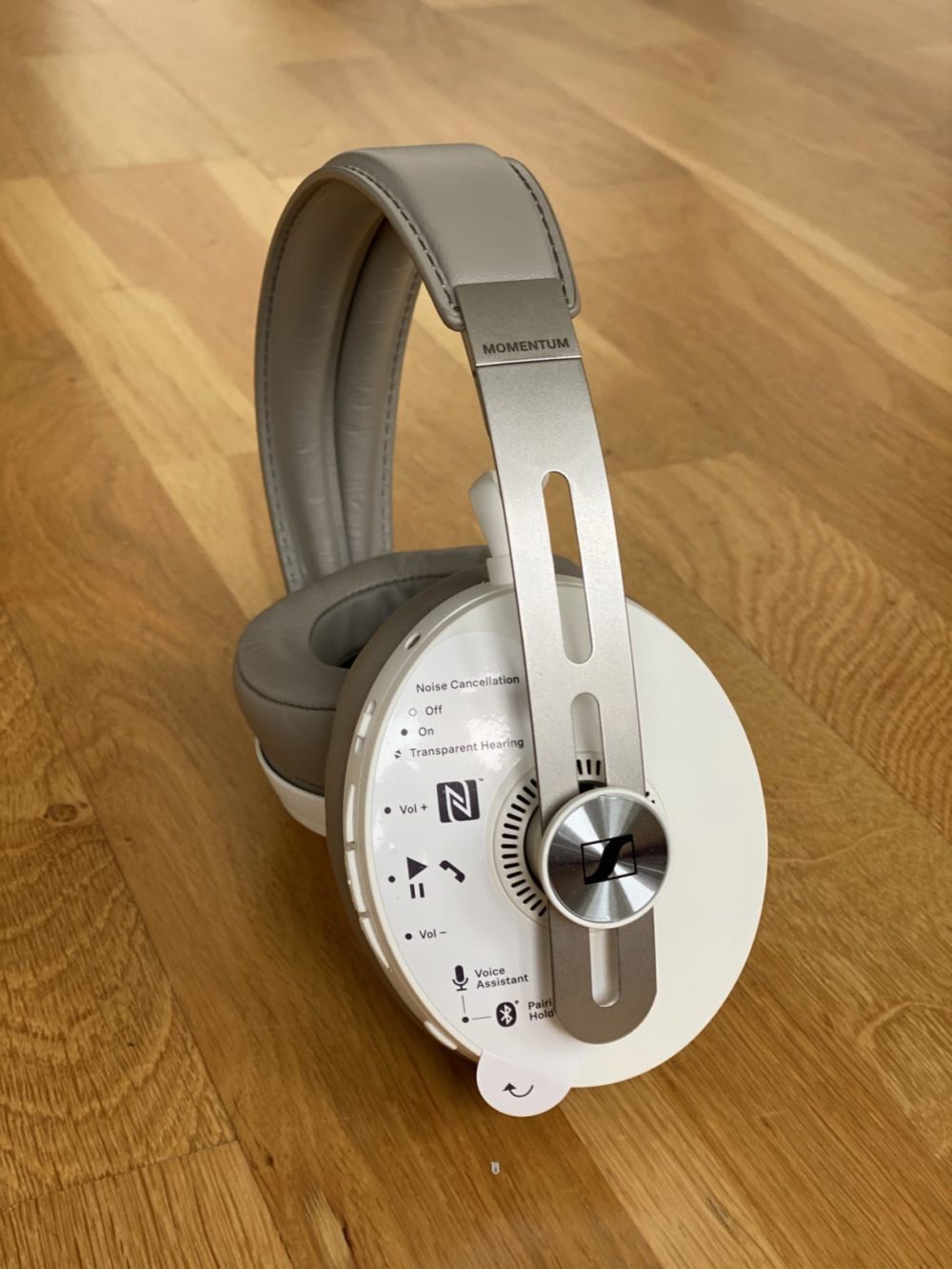 Sennheiser Momentum Wireless 3 knappar på sidan hörlurskåpan