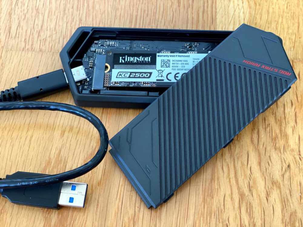 Kingston KC2500 NVMe SSD 1TB med ASUS Arion ROG Strix adapter