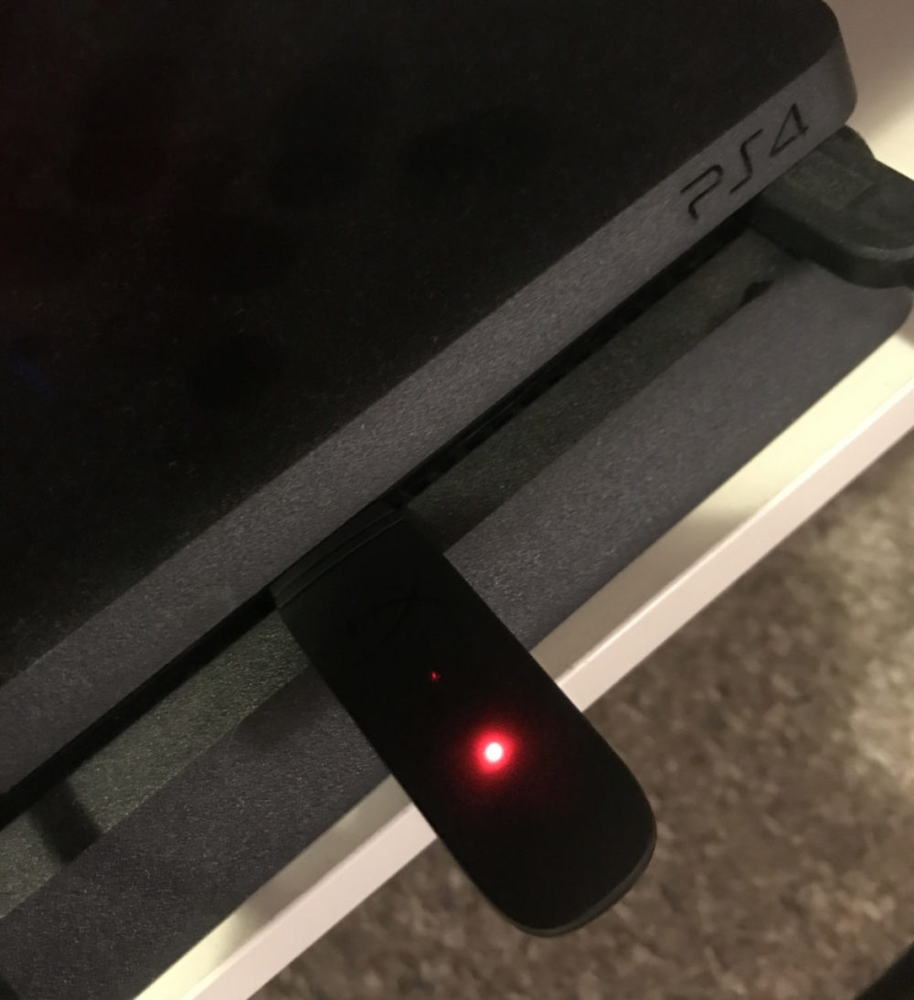 HyperX Cloud Stinger Core Wireless Hörlurar USB-dong installerad i en Playstation 4 Närbild. Foto: Senses.se