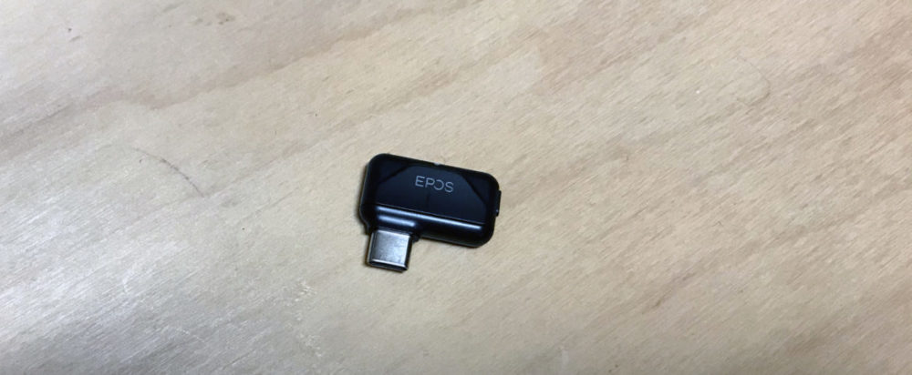 foto: senses.se - Epos - GTW 270 Hybrid - Närbild USB-C Dongeln.