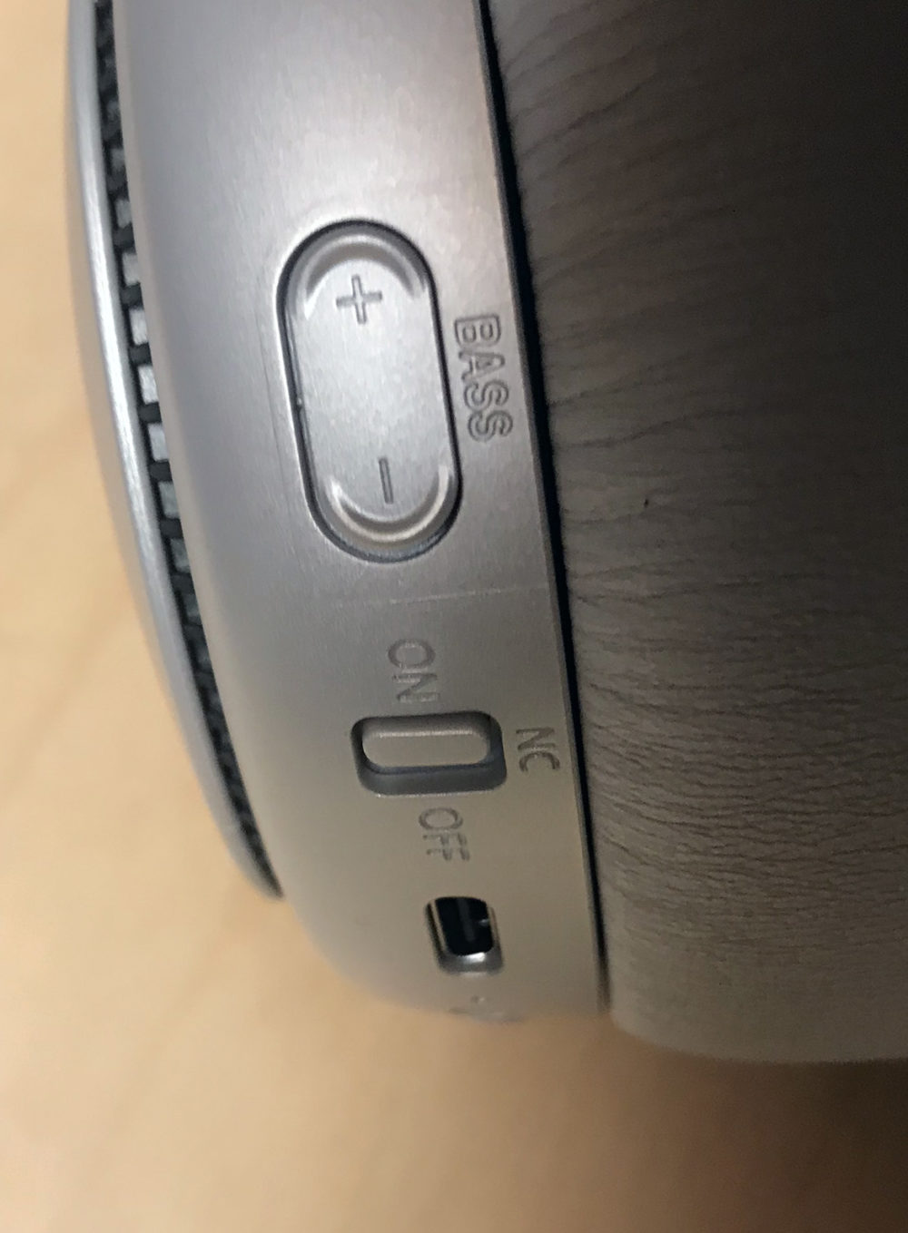 Foto: Senses.se - RB-M700 - Panasonic - Närbild brusreducerings knappen.