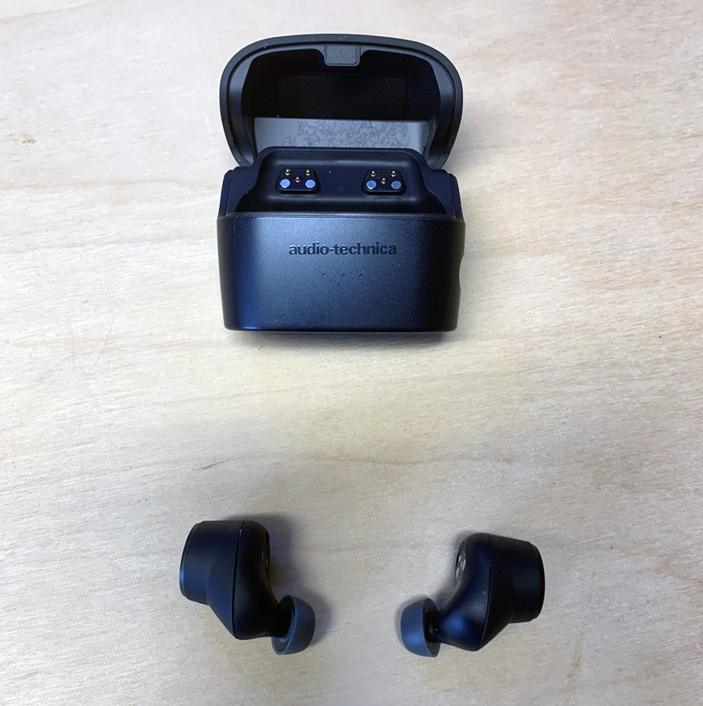 Audio-Technica - ATH-ANC300TW (TWS) - foto: senses.se - Närbild på öppen ask och de urplockade lurarna. 