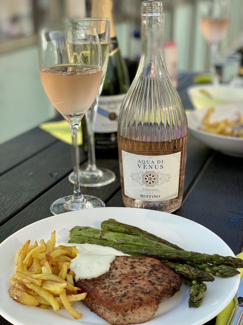 Ruffino Aqua di Venus rosé halstrad tonfisk pommes sparris syrlig sås foto senses