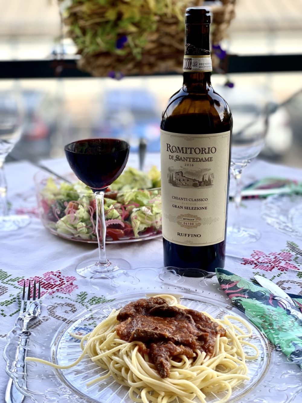 Romitorio di Santedame avnjuter du med fördel till italiensk mat, här med pasta och köttgryta. Foto: senses.se