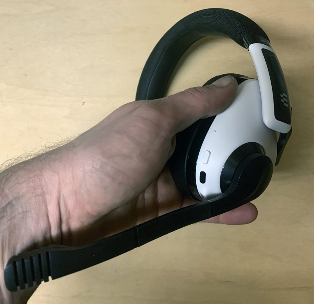 Foto: senses.se - Epos H3 Hybrid - Helbild hörlurarna med utfälld mick.