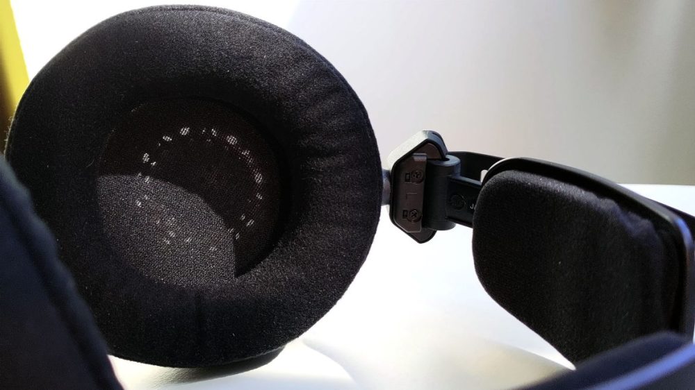 Audio-Technica ATH-R70x insida öronkåpa puffar närbild