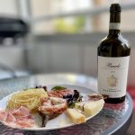 Luna di Mezzanotte Barolo DOCG 2017 är ett kraftfullt och ändå finessrikt Barolo-vin med human prislapp i genren. Bra att kombinera till en mustig hösträtt, men inget för dig som inte gillar smaken av tanniner. 