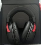 HyperX Cloud III är en av de skönaste hörlurarna jag använt, med riktigt bra batteritid. Däremot så är priset i Sverige lite väl högt.