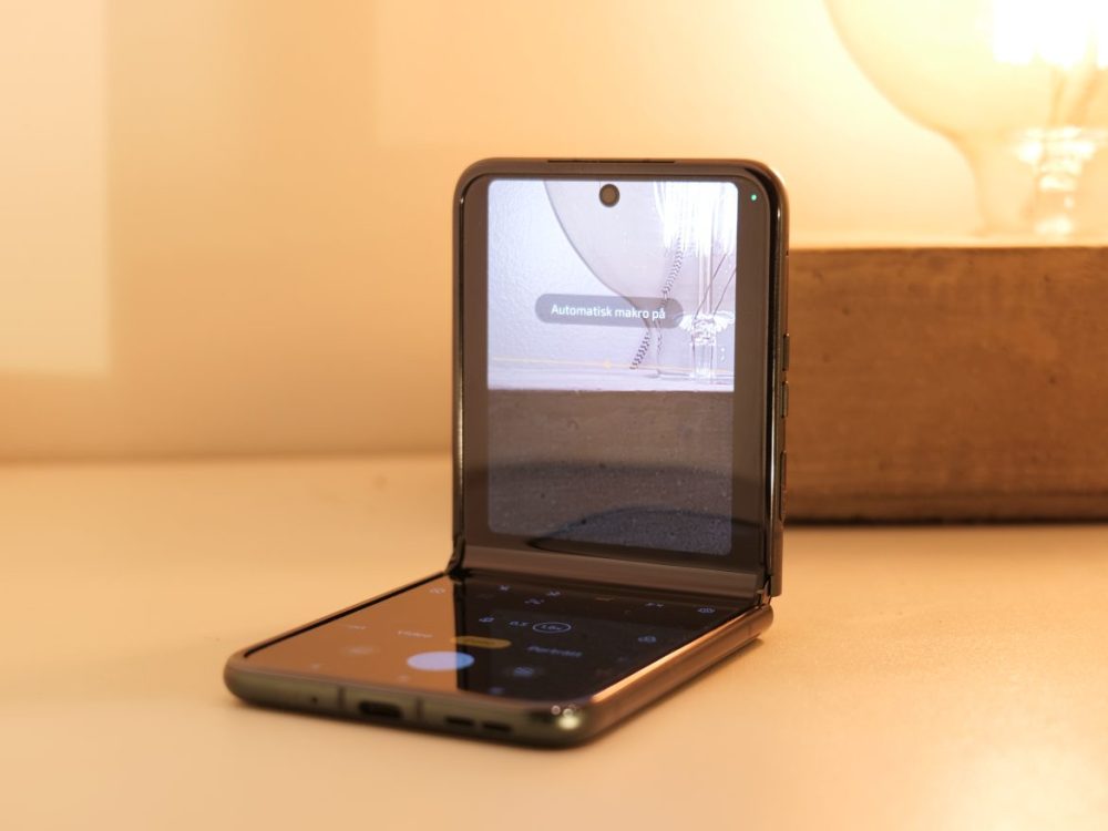 Motorola Razr40 i kameraläge med delad skärmfunktion aktiverad (Bilden är tagen med en LUMIX DC-S1 DSLM)