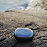 EarFun Clip är en mycket prisvärd träningshörlur med utmärkt batteritid och en design som är perfekt för glasögonbärare, men den kräver justering i appen för att kompensera för en initialt svag och platt ljudbild. Dess fasta passform fungerar bra för de flesta, men kan vara obekväm för personer med större öron.