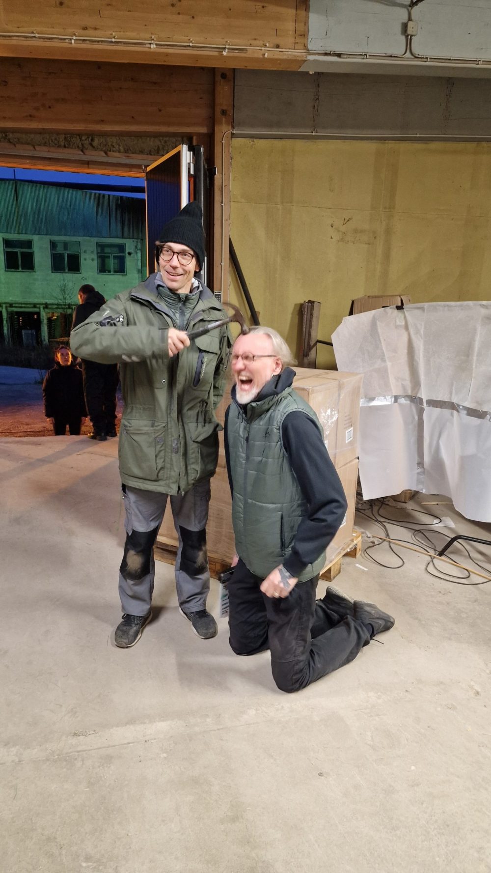 Fotograf och Rock Hammer-medlem Andreas Wessberg testar om man har rätt hammare på kameraoperatör Henrik Johansson