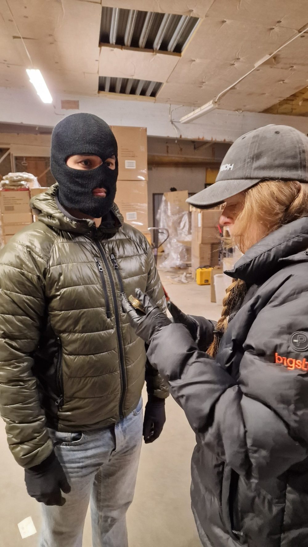 Kostymassistent Hillevi Johansson förbereder en av skurkarna