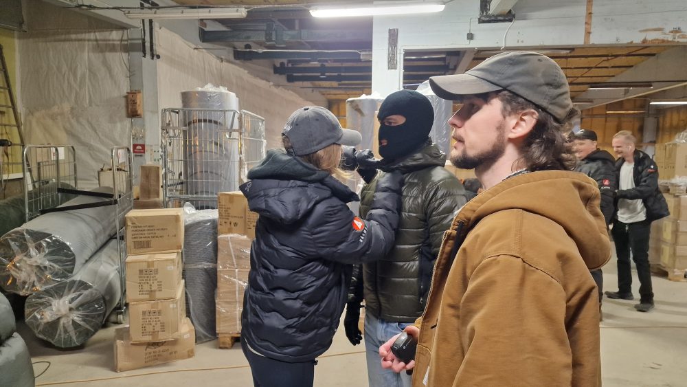 Robin Sherlock Holm som FAD på Vi dör i natt. I bakgrunden skymtar vi Jonte Sköld (med keps)