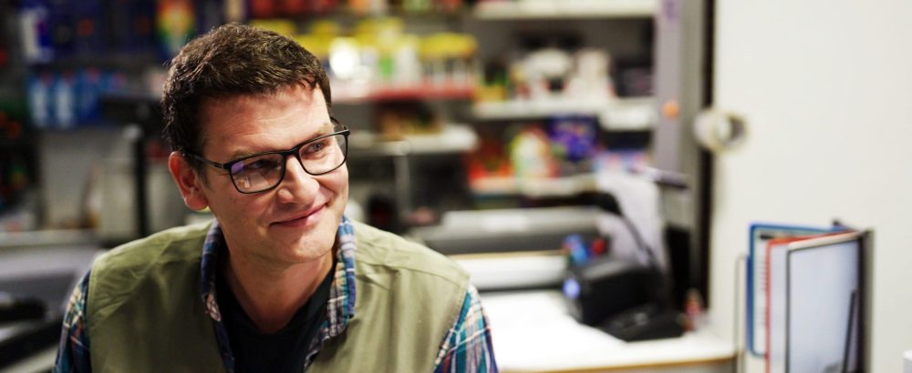 Christian Magdu spelar den nyanställde och förälskade Francki i Vi dör i natt