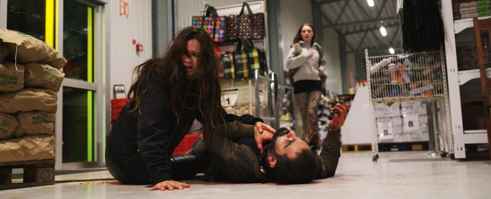 De två skadade (Emilia Roosmann och Kamjar Rezaei) som trillar in i butiken i filmen Vi dör i natt. 