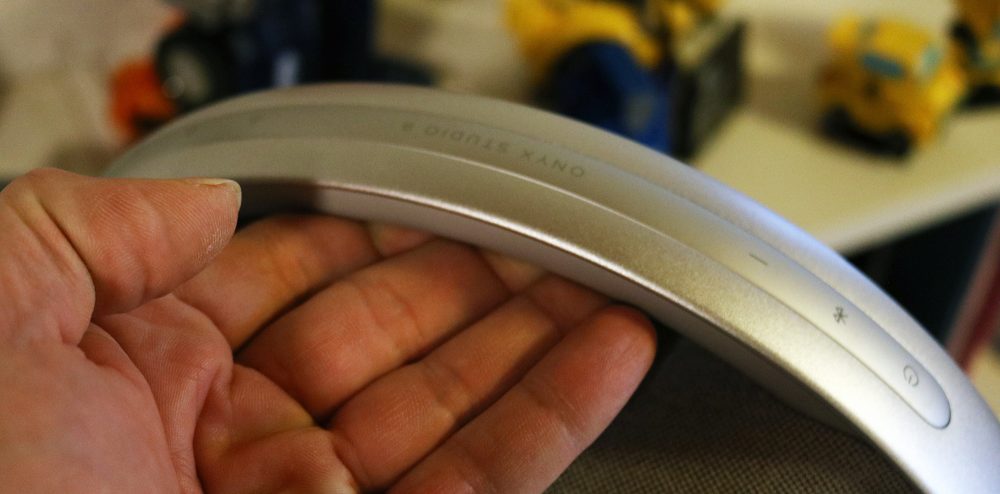 Harmon/Kardon - Onyx Studio 9 - Foto: Senses.se - Smidigt bärhandtag.