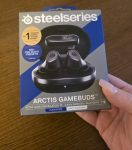 SteelSeries Arctis GameBuds erbjuder bra ljud, stabil ANC, lång batteritid och smidig anslutning till flera enheter – perfekta för spel och vardag. 