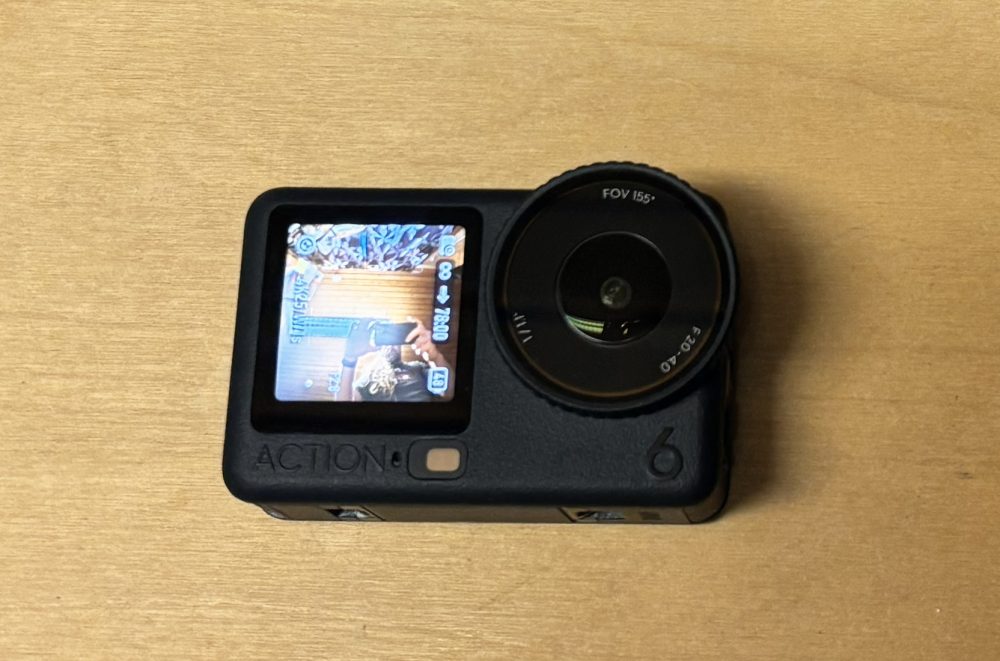 Osmo Action 6 - DJI - Foto: senses.se - Foto: Senses.se - Högupplöst display på framsidan så du kan se vad du filmar och är i frame.