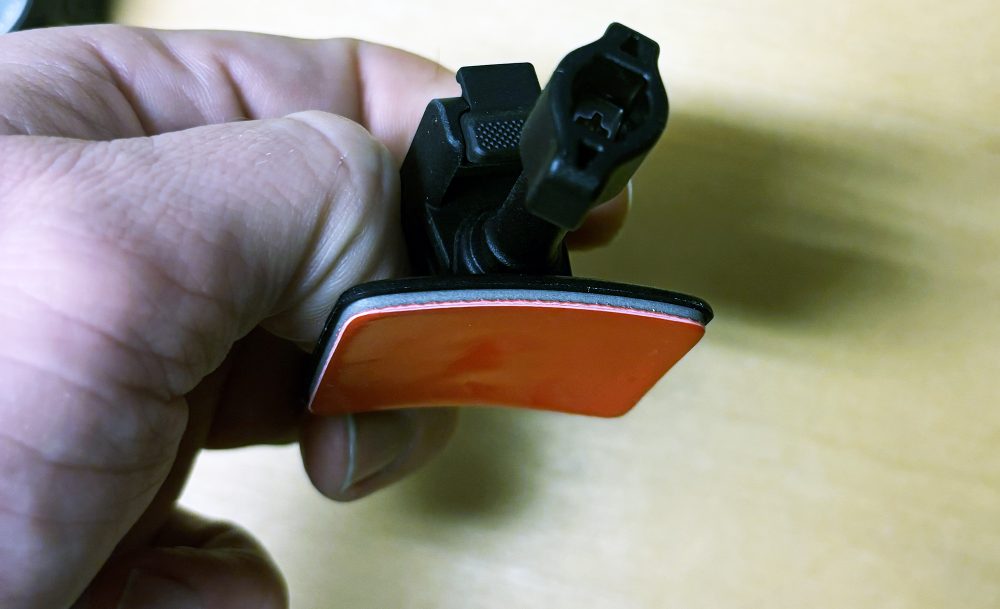 Osmo Action 6 - DJI - Foto: senses.se - Foto: Senses.se - Fäste för att sätta den på en hjälm, stänkskärm eller dylikt.