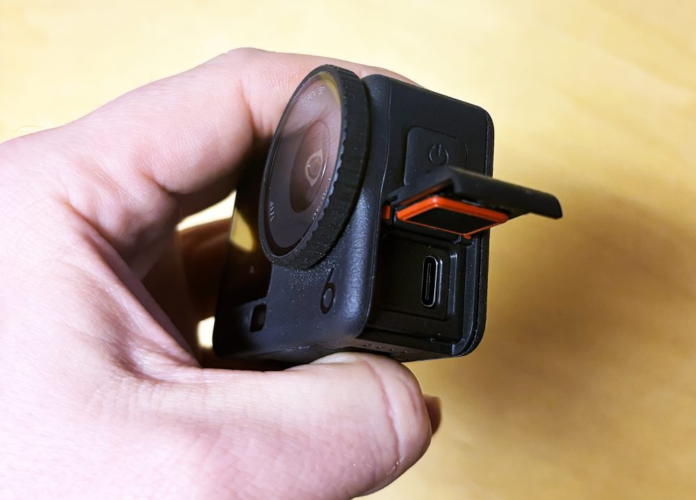 Osmo Action 6 - DJI - Foto: senses.se - Foto: Senses.se - USB-C utgång för laddning, webkamera och överföring av material till datorn.