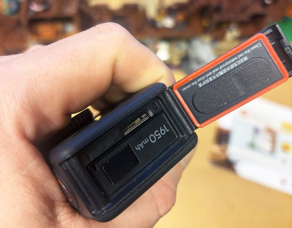 Osmo Action 6 - DJI - Foto: senses.se - Foto: Senses.se - Batteriet sitter bakom en vattentätlucka och här finns även porten för micro-SD-kortet.