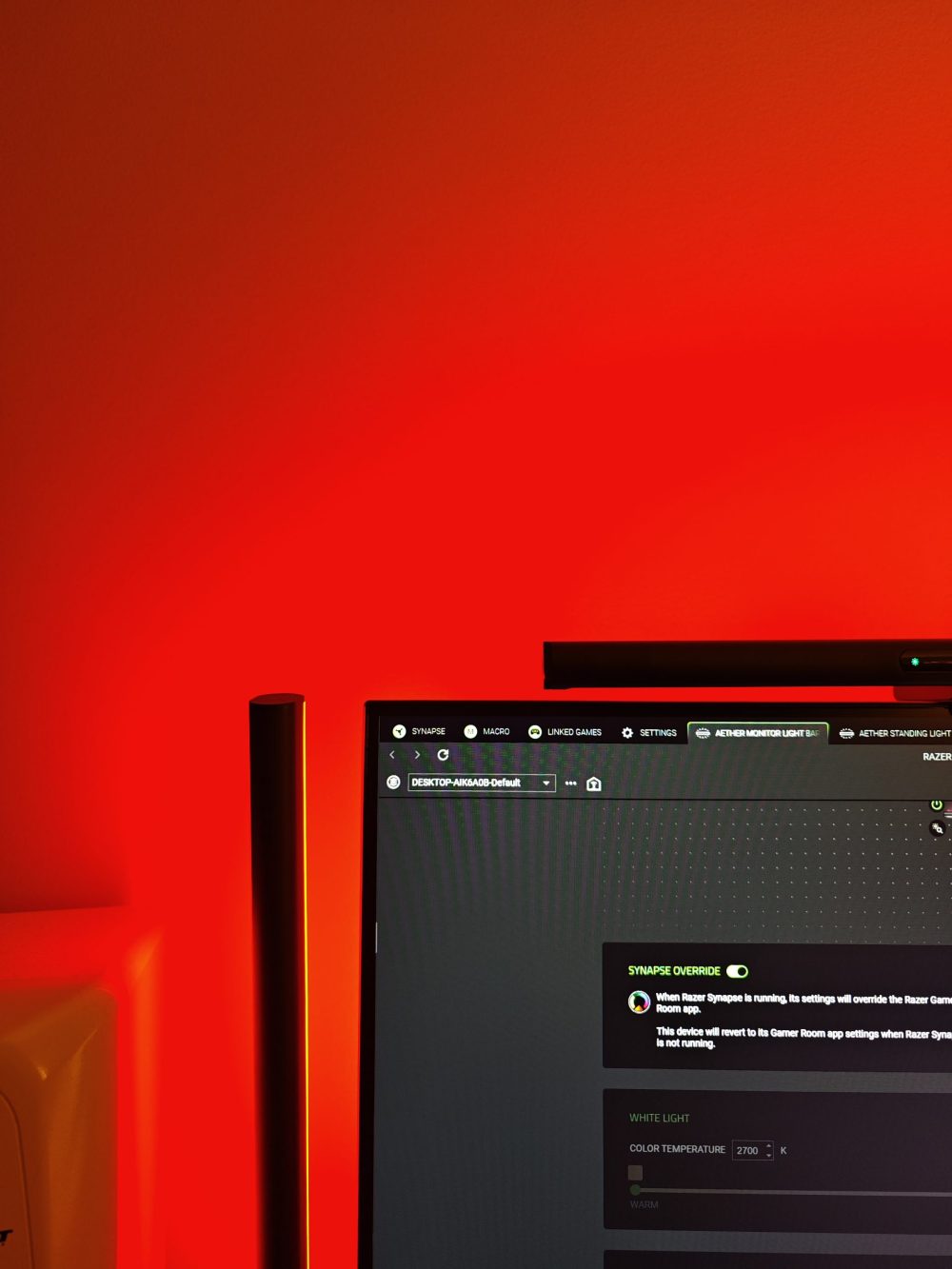 Den röda nyansen matchar Aether Standing Light Bars perfekt. (Foto: senses.se)