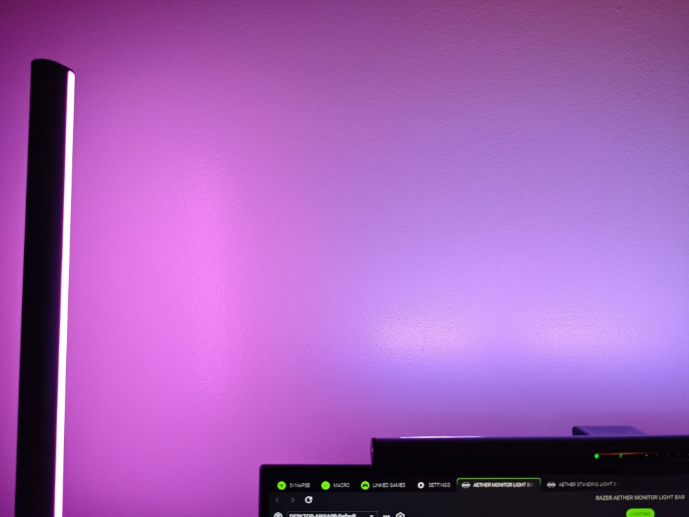 Ett något blåare sken från Aether Monitor Light Bar (Foto: senses.se)