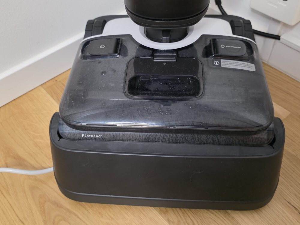 Närmare bild på dockan där man enkelt fyller på vatten och rengörningsmedel