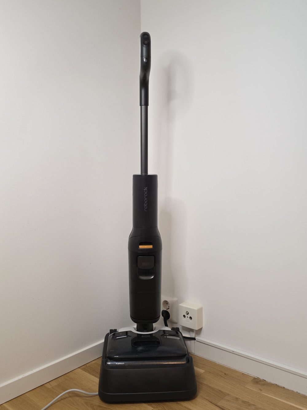 F25 ACE i sin laddningsstation