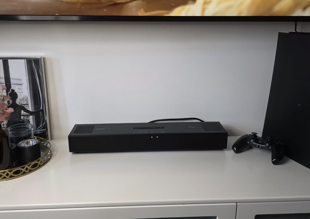 Soundbar SHARP vid en TV bänk
