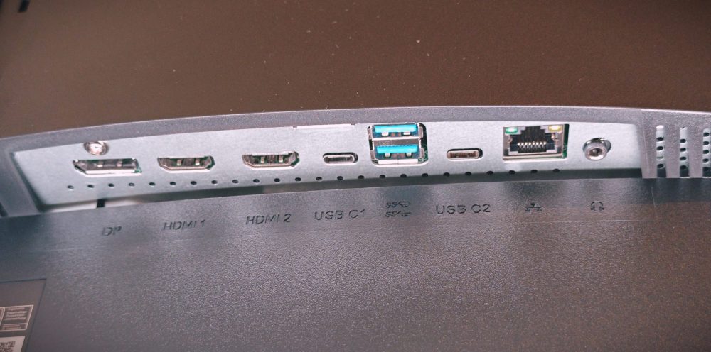 AOC CU34E4CW - An abundance of inputs enables every imaginable combination.
(Photo: senses.se)