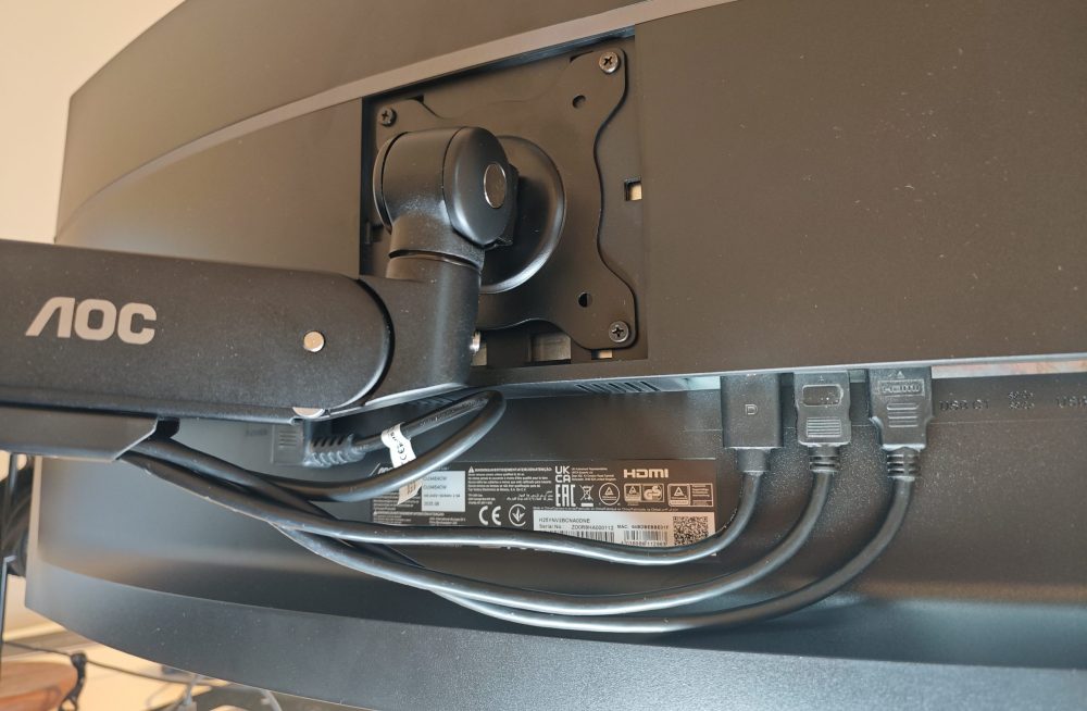 AOC CU34E4CW - all cables can be effectively hidden. (Photo: senses.se)