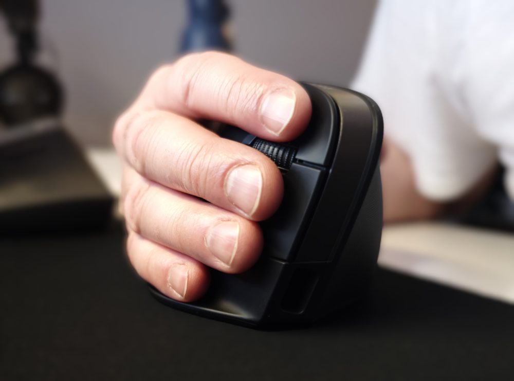 The ring finger rests over the right-click button. (Photo: senses.se)