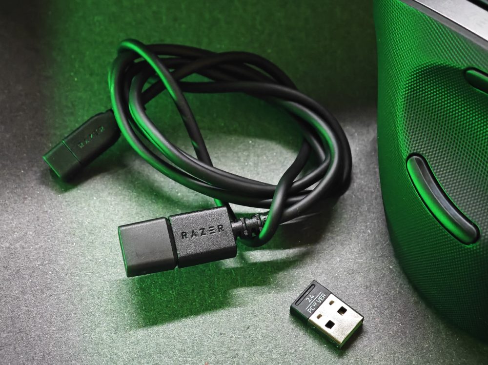 Accessories in the box. (Photo: senses.se)