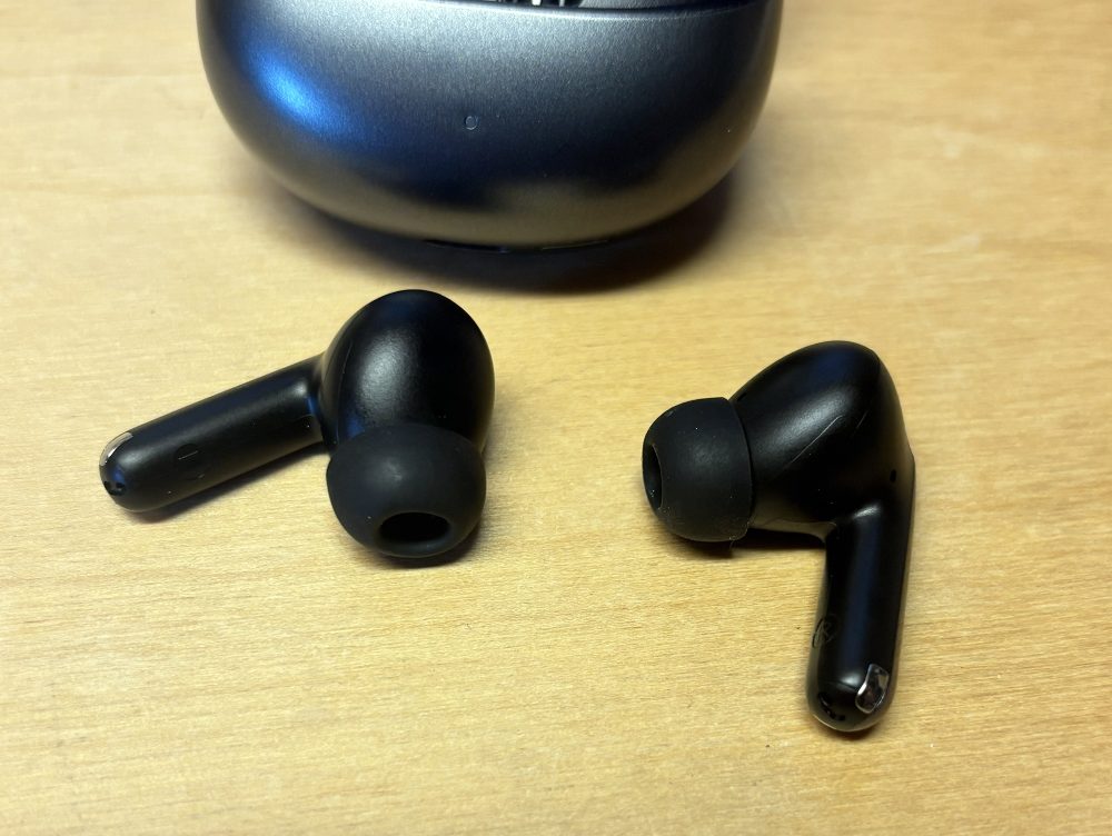 Photo: Senses.se - Wavell 4 pro - Close-up of the earbuds