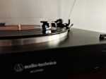 Med AT-LP3XBT öppnar Audio Technica upp för de som på ett seriöst sätt vill utforska vinylvärlden. Bekvämlighet kombineras med fokus på ljud och du kan enkelt uppgradera till mer avancerade nålar. Och att lyssna via Bluetooth gör njutningen än mer tillgänglig.