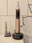 Oral-B iO10 Gold levererar marknadens bästa rengöring och en lyxig, tyst borstningsupplevelse med smart realtidsfeedback. Tyvärr dras helhetsintrycket ned av en extremt hög prislapp, dyra förbrukningsvaror och en opraktiskt klen magnet på laddstationen som gör att tandborsten lätt välter.