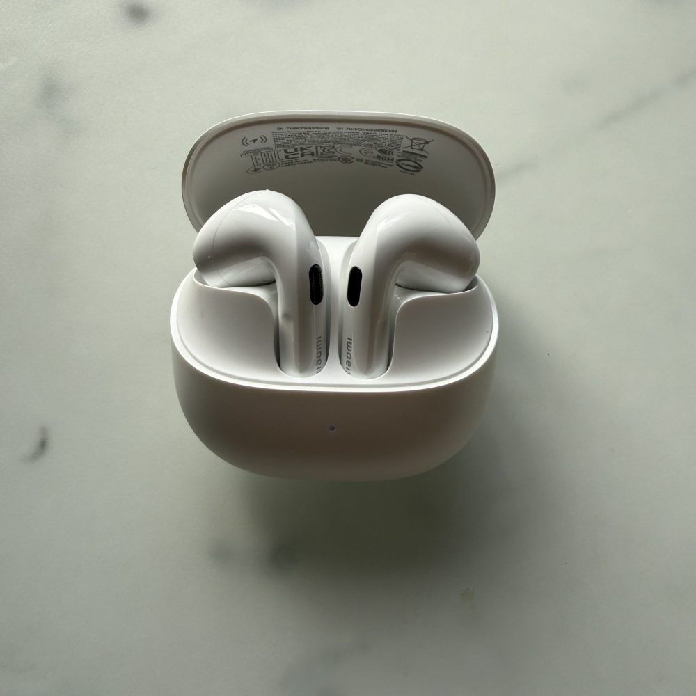 Xiaomi-Buds-6-charging-case-open