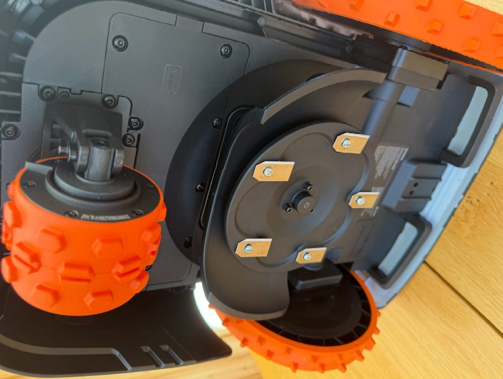 Segway Navimow i208E – Fairly narrow cutting width that doesn't reach the edges