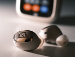 JBL Live Buds 4 combine a really fun bass with a cool screen on the case!