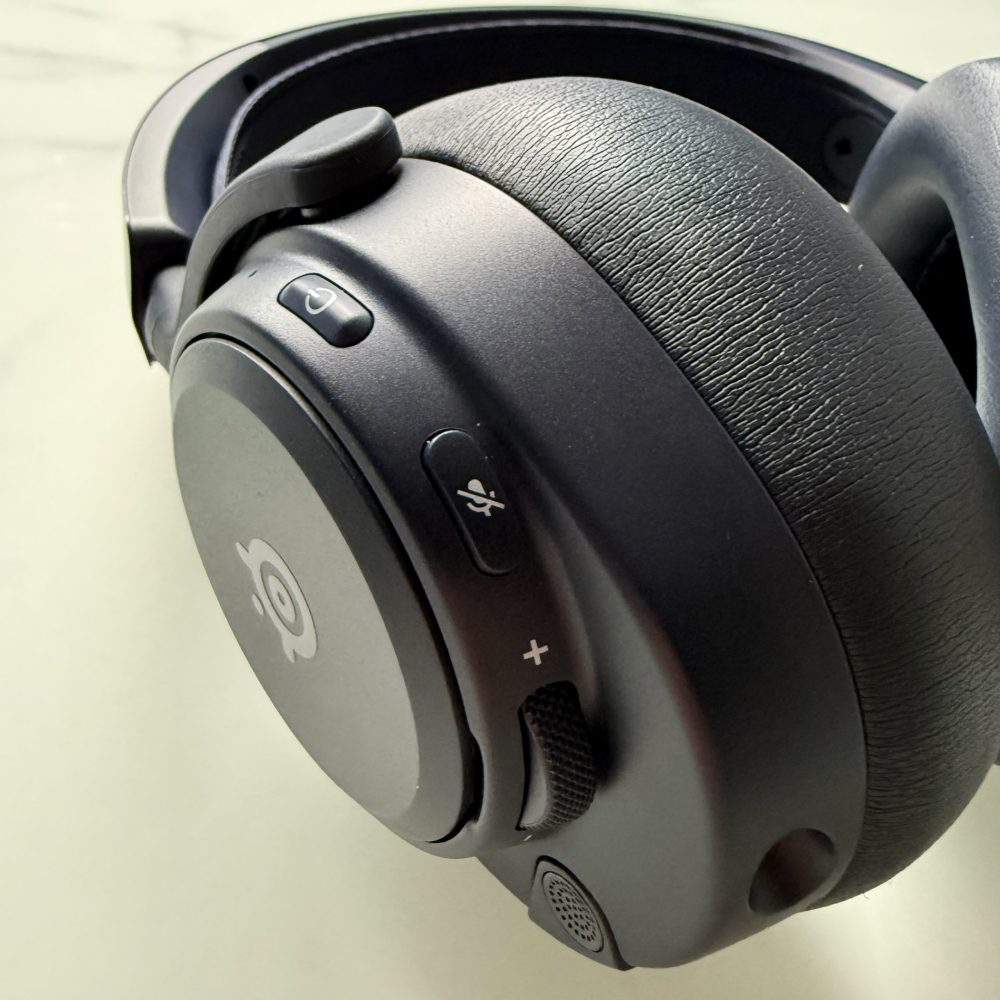 SteelSeries Arctis Nova Pro omni buttons