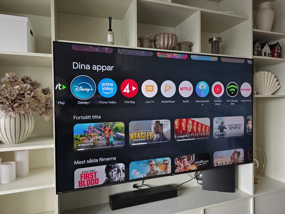Sharp tv 65JP7265E uppsatt på väggen