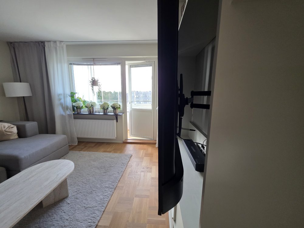 Sharp tv uppsatt på väggställ